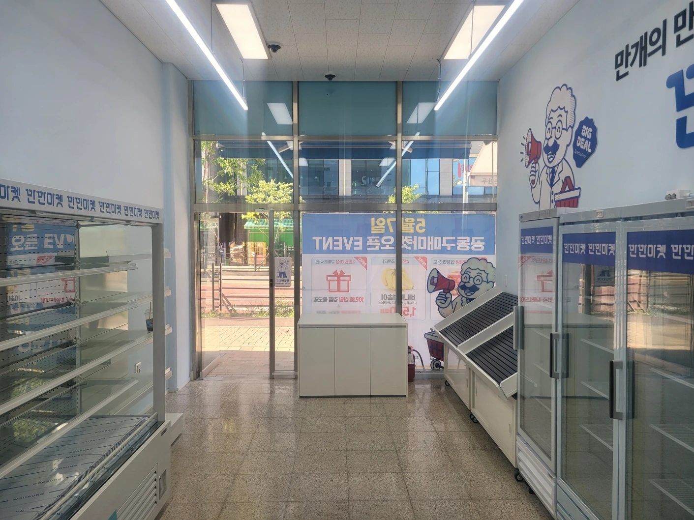 경기 파주 운정초롱꽃마을점 10평대 무인매장 인테리어 | 데코타일·인테리어 필름 시공사진 3