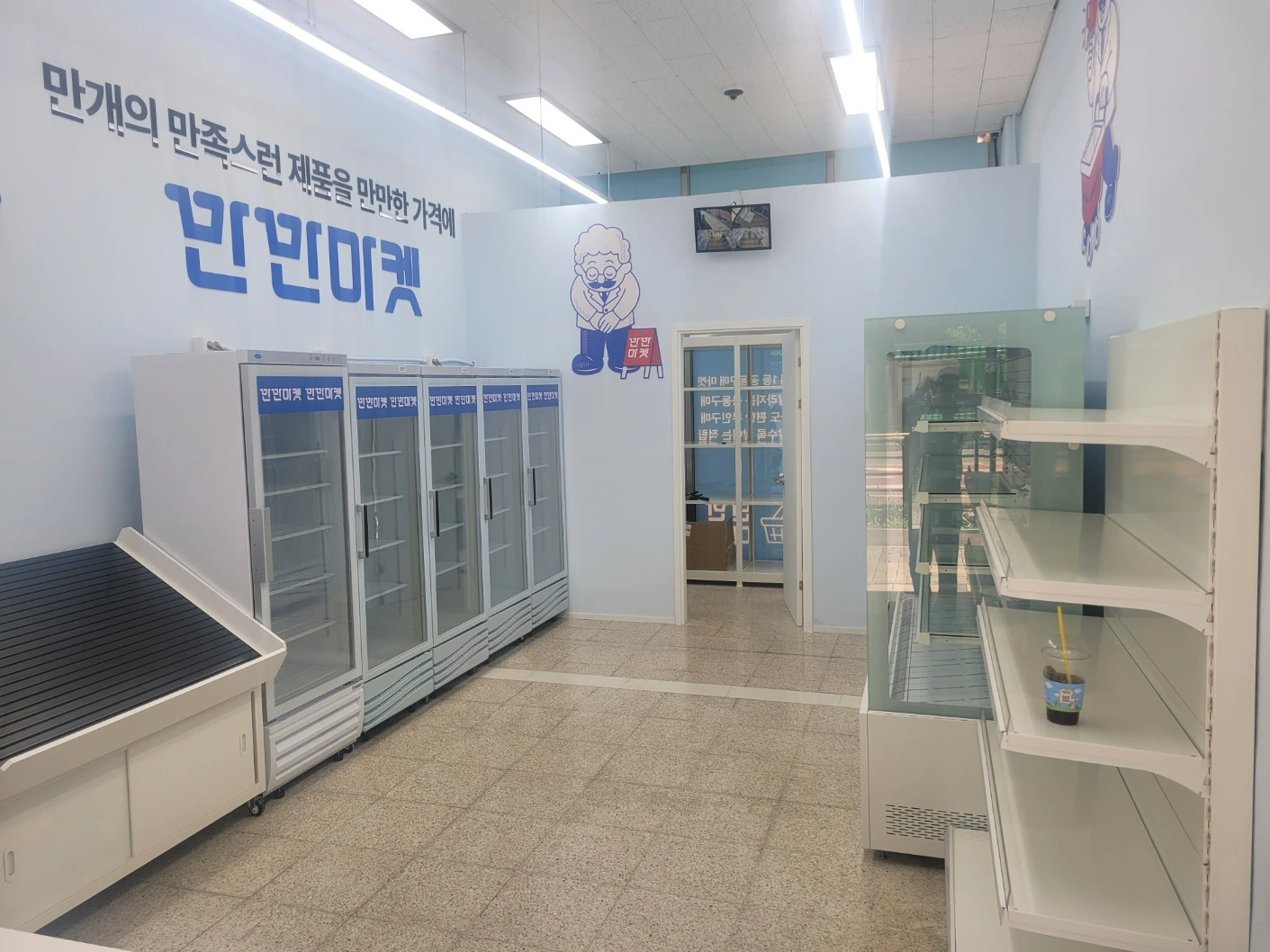경기 파주 운정초롱꽃마을점 10평대 무인매장 인테리어 | 데코타일·인테리어 필름 시공사진 2